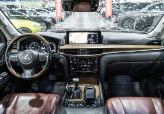 Подержанный автомобиль Lexus LX 2016 года (14 фото)