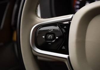 Подержанный автомобиль Volvo XC90 2022 года (13 фото)