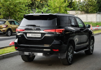 Подержанный автомобиль Toyota Fortuner 2019 года (6 фото)