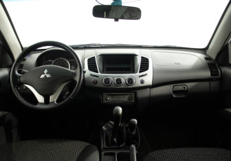 Подержанный автомобиль Mitsubishi L200 2014 года (21 фото)