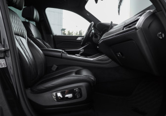Подержанный автомобиль BMW X7 2021 года (27 фото)