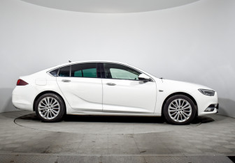 Подержанный автомобиль Opel Insignia Liftback 2018 года (4 фото)
