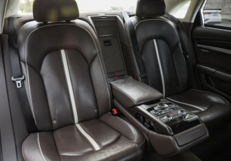 Подержанный автомобиль Audi A8 2011 года (30 фото)