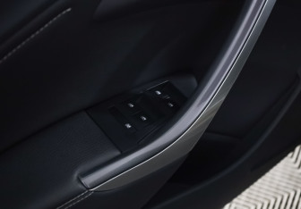 Подержанный автомобиль Opel Astra Hatchback 2012 года (13 фото)