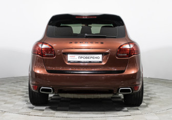 Подержанный автомобиль Porsche Cayenne 2011 года (6 фото)