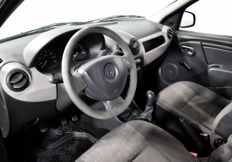 Подержанный автомобиль Renault Logan Sedan 2010 года (9 фото)