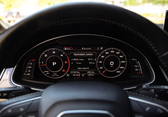 Подержанный автомобиль Audi Q7 2015 года (15 фото)