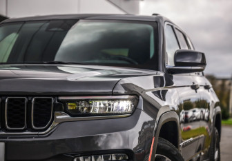 Подержанный автомобиль Jeep Grand Cherokee 2022 года (2 фото)