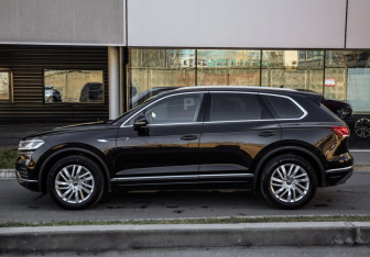Подержанный автомобиль Volkswagen Touareg 2021 года (8 фото)