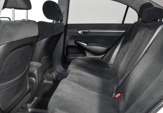 Подержанный автомобиль Honda Civic Sedan 2011 года (11 фото)