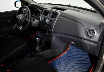 Подержанный автомобиль Renault Logan Sedan 2017 года (12 фото)