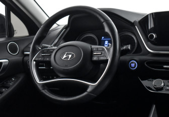 Подержанный автомобиль Hyundai Sonata 2021 года (15 фото)