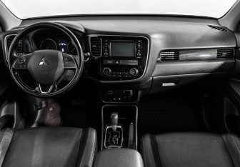 Подержанный автомобиль Mitsubishi Outlander 2017 года (15 фото)