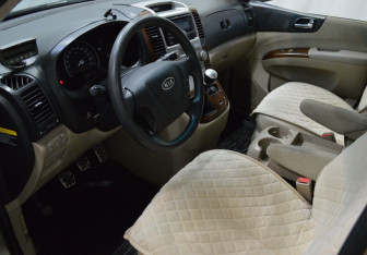 Подержанный автомобиль Kia Carnival 2007 года (10 фото)