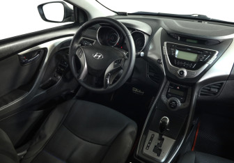 Подержанный автомобиль Hyundai Elantra Sedan 2013 года (8 фото)