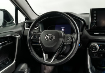 Подержанный автомобиль Toyota RAV4 2020 года (16 фото)