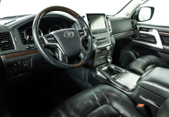 Подержанный автомобиль Toyota Land Cruiser Suv 2016 года (11 фото)