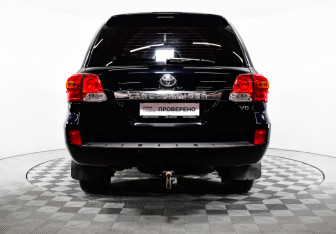 Подержанный автомобиль Toyota Land Cruiser Suv 2012 года (8 фото)