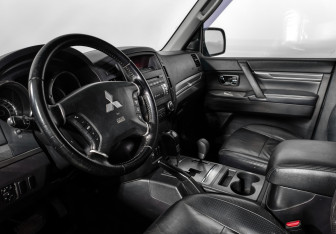 Подержанный автомобиль Mitsubishi Pajero 2011 года (9 фото)