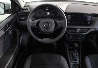 Подержанный автомобиль Skoda Rapid Liftback 2021 года (10 фото)