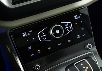 Подержанный автомобиль Hongqi H5 2022 года (20 фото)