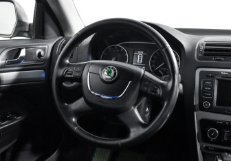 Подержанный автомобиль Skoda Octavia Liftback 2009 года (16 фото)