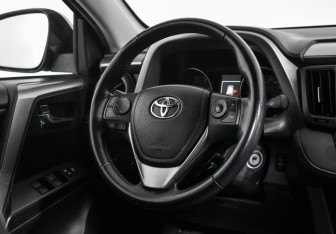 Подержанный автомобиль Toyota RAV4 2017 года (17 фото)