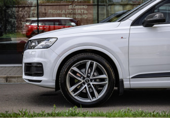 Подержанный автомобиль Audi Q7 2019 года (10 фото)