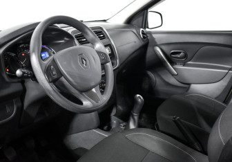 Подержанный автомобиль Renault Sandero 2018 года (9 фото)
