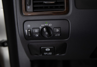 Подержанный автомобиль Volvo XC70 2012 года (17 фото)
