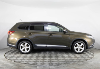 Подержанный автомобиль Mitsubishi Outlander 2016 года (4 фото)