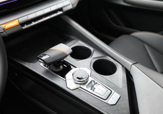 Подержанный автомобиль Changan UNI-V 2023 года (25 фото)