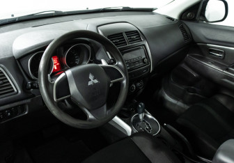 Подержанный автомобиль Mitsubishi ASX 2013 года (11 фото)