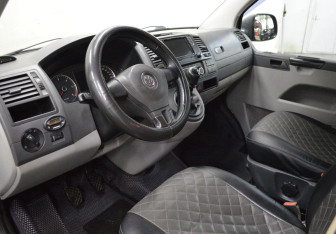 Подержанный автомобиль Volkswagen Caravelle 2012 года (8 фото)