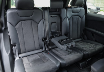 Подержанный автомобиль Audi Q7 2016 года (32 фото)