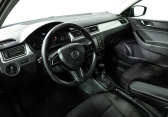 Подержанный автомобиль Skoda Rapid Liftback 2014 года (11 фото)