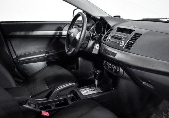 Подержанный автомобиль Mitsubishi Lancer Sedan 2012 года (13 фото)