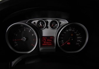 Подержанный автомобиль Ford Focus Hatchback 2011 года (13 фото)