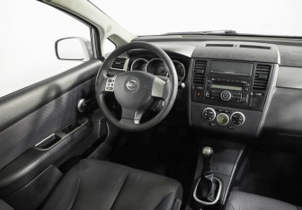 Подержанный автомобиль Nissan Tiida Hatchback 2008 года (9 фото)