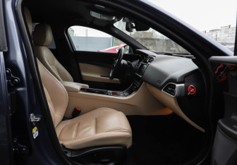 Подержанный автомобиль Jaguar XE 2015 года (26 фото)
