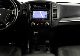 Подержанный автомобиль Mitsubishi Pajero 2014 года (12 фото)