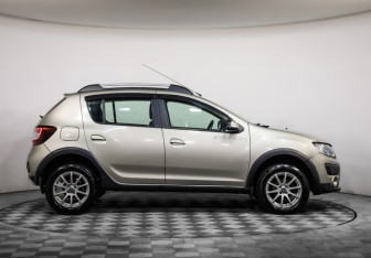 Подержанный автомобиль Renault Sandero 2016 года (4 фото)