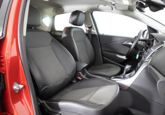 Подержанный автомобиль Opel Astra Hatchback 2012 года (18 фото)