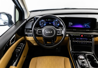 Подержанный автомобиль Kia Carnival 2022 года (16 фото)