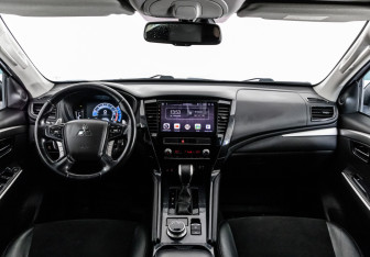 Подержанный автомобиль Mitsubishi Pajero Sport 2020 года (11 фото)