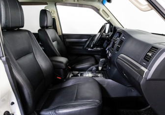 Подержанный автомобиль Mitsubishi Pajero 2014 года (18 фото)