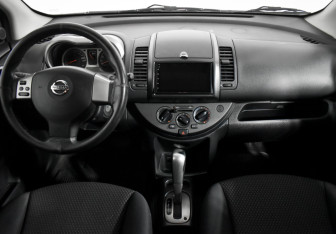 Подержанный автомобиль Nissan Note 2006 года (15 фото)
