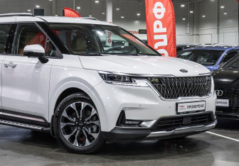 Подержанный автомобиль Kia Carnival 2020 года (6 фото)