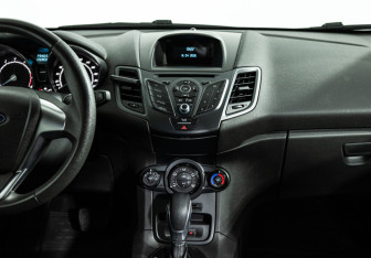 Подержанный автомобиль Ford Fiesta Hatchback 2016 года (14 фото)
