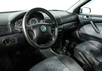 Подержанный автомобиль Skoda Octavia Wagon 2009 года (11 фото)